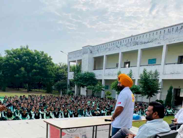 108 Ambulance organises First Responder Program for students of Meritorious School Patiala.
