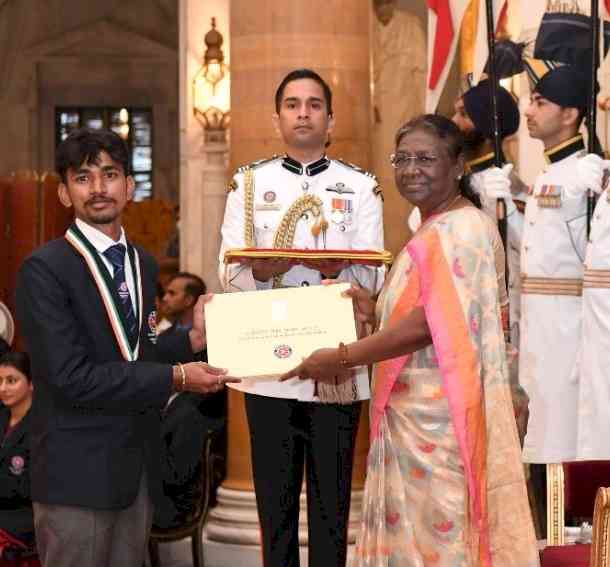 President of India honoured LPU MBA student with NSS Award at Rashtrapati Bhavan