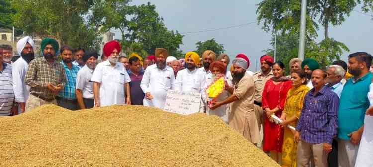 MLA Tarunpreet Singh Sondh Kickstarts paddy procurement in Khanna grain market, interacts with farmers
