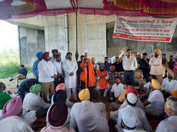 After government assurance, Sand Tipper Operators lift protest from Ladhowal toll plaza