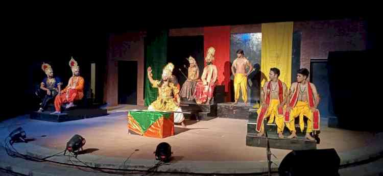 रामायण मंचन के बीच कलाकारों की रामायण 