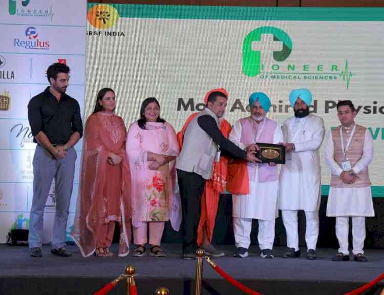 Dr. Chandra Bowry and Dr. Sumit Gupta honoured for their contribution to health in society during Pioneer of Medical Science Health and Wellness Conclave
