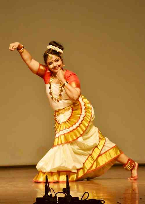 KMV organises Mohiniyattam Recital Program in collaboration with SPIC MACAY