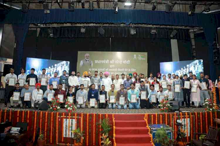 Prime Minister launches first phase of Rozgar Mela for giving jobs to 10 lakh jobs in central govt to youth 