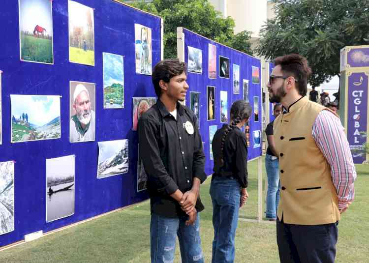 Journalism students of CT Group hold a photography exhibition