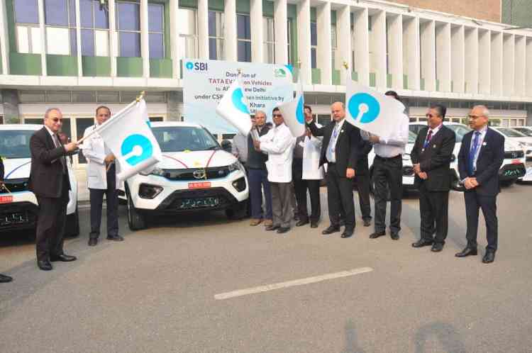 SBI donates 10 EVs under “Go Green” initiative to AIIMS, New Delhi