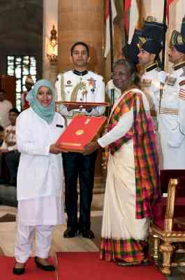 President Murmu presents National Florence Nightingale Awards to Nurses