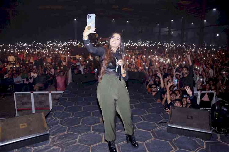 IIFA & Filmfare Awards Winner Melody-Queen Asees Kaur enthralled LPU students