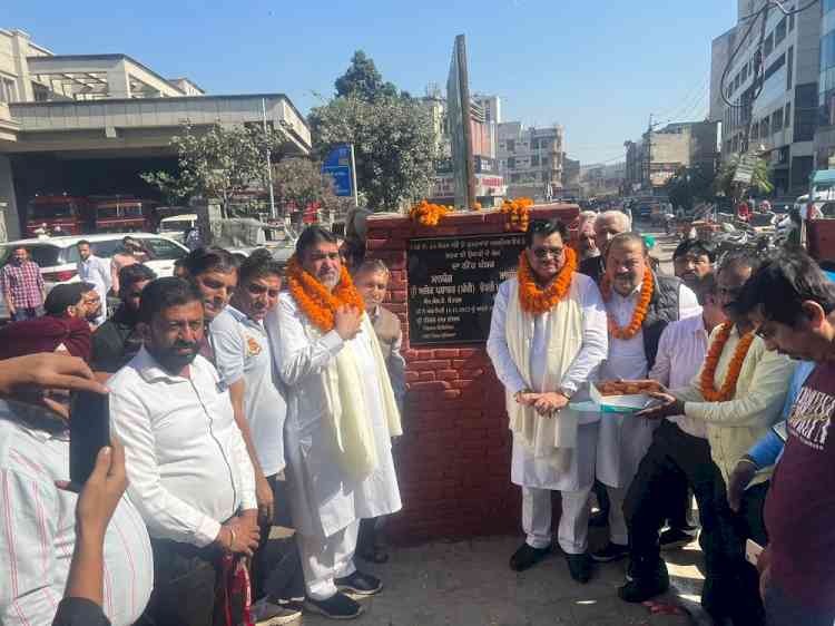 MLAs Ashok Parashar Pappi & Madan Lal Bagga inaugurate road construction work in ward 64