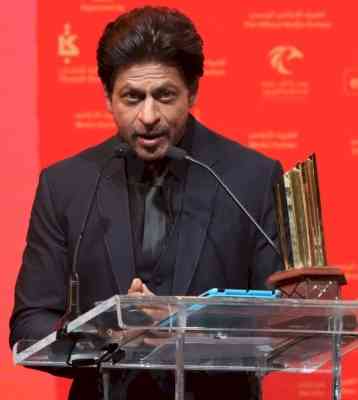 SRK receives Global Icon of Cinema and Cultural Narrative award at Sharjah Int'l Book Fair