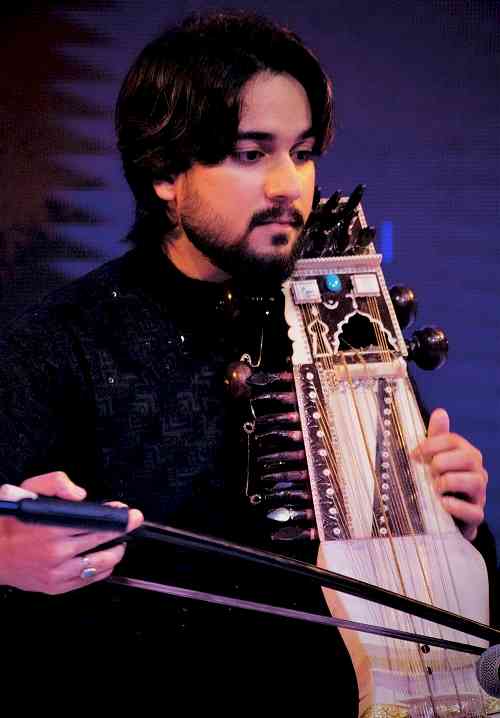 Sarangi star Nabeel Khan creates a magical aura with his solo performance