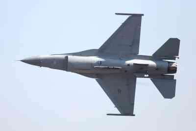 F-16 'buzzes' around Kolkata suburbs on Monday afternoon (Ld)