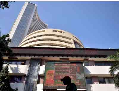 Sensex crosses 62,000 points twice on Wednesday, recedes (Lead)