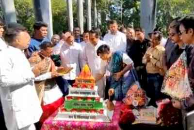 Controversy over Kamal Nath's cake cutting, BJP accuses him of insulting Hindus