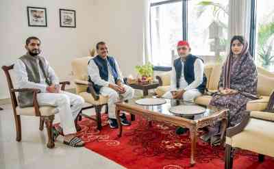 Mainpuri bypoll: Akhilesh, Dimple visit Shivpal for 'blessings'