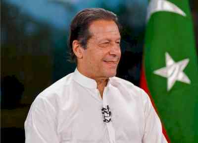 Imran castigates Nawaz Sharif, says 'thieves are taking decisions' for Pak