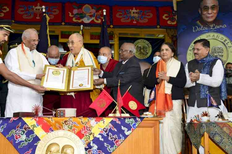 Governor Himachal felicitates Dalai Lama with Gandhi Mandela Award in Dharamsala