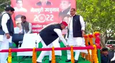 Akhilesh touches Shivpal's feet in Mainpuri