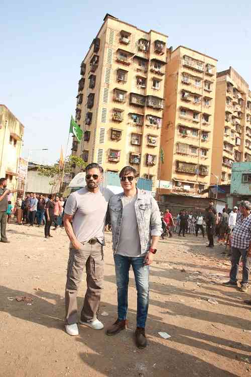 Suniel Shetty and Vivek Anand Oberoi go back to Dharavi to recreate memories of shooting MX Player's Dharavi Bank