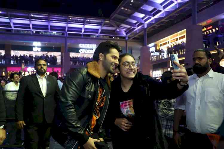 Bhediya star-cast Varun Dhawan and Kriti Sanon grace Vegas Mall