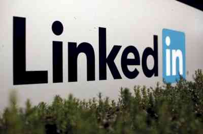 LinkedIn to let you schedule posts to send at later time