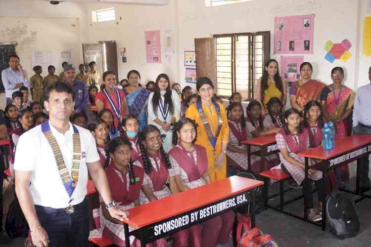 46 school desks worth Rs 1.6 lakh donated to a Govt School