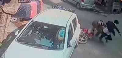Delhi Police constable jumps off bike to catch snatcher