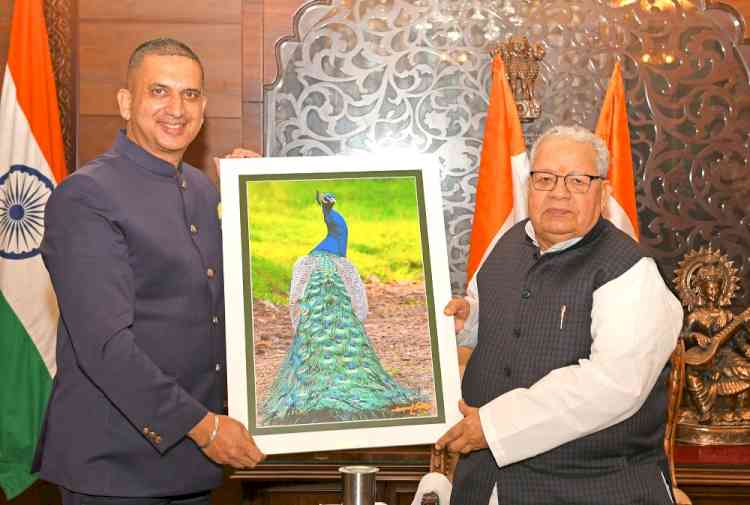 Portrait of National Bird Peacock symbolizing “Rangla Punjab” presented to Rajasthan Governor Kalraj Mishra at Raj Bhawan Jaipur by Punjab's Nature Artist Harpreet Sandhu