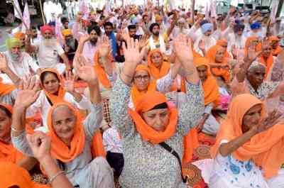 Punjab Police cane-charge protesting farmers in Sangrur