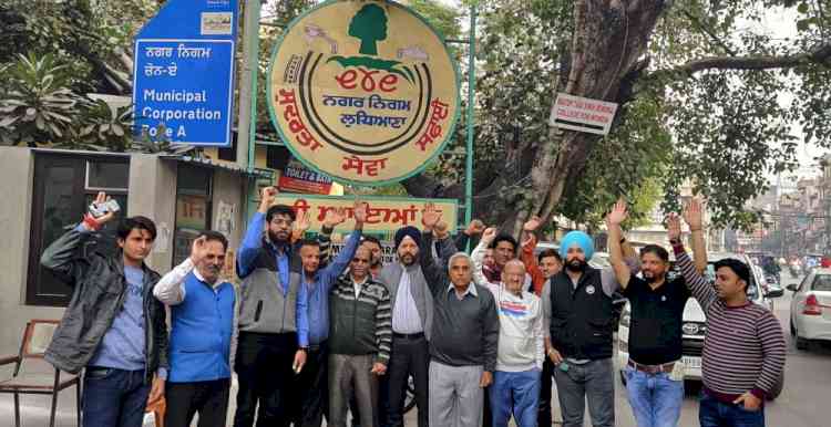 Ludhiana Traders under banner of PPBM stage protest against “faulty” parking rates in city