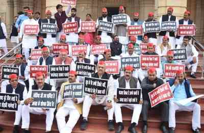 SP MLAs stage dharna outside UP Assembly