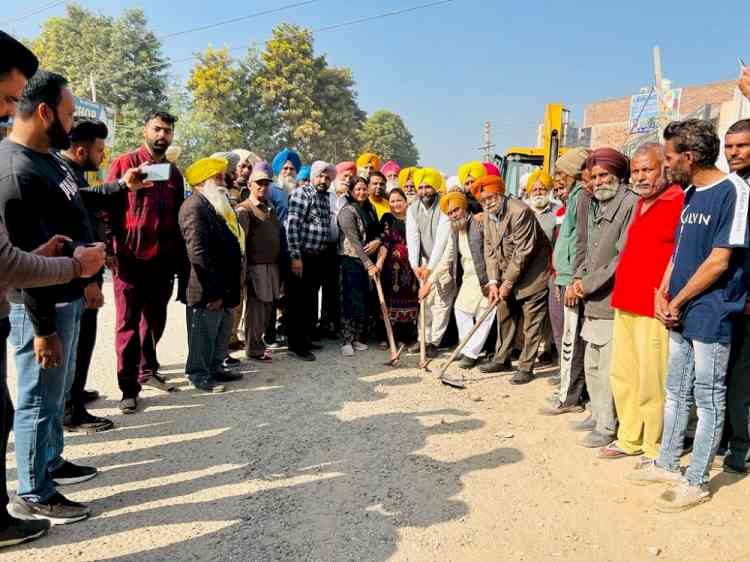 MLA, DC and CP flag off two ambulances for stray dogs’ treatment