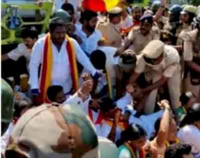 Maha leaders fume at violence against state vehicles in K'taka