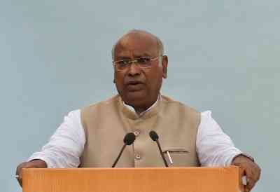 Himachal Congress MLAs authorise Kharge to name CM