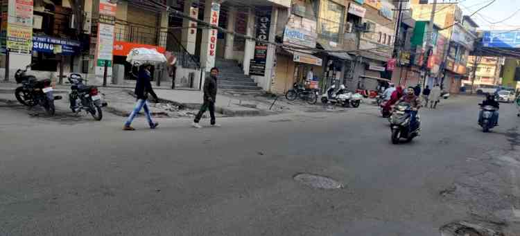 On assurance of Mayor to look into their demands, shopkeepers protesting under banner of Punjab Pradesh Beopar Mandal open their shops