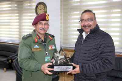 Army officer, J&K top cop discuss measures to counter terror