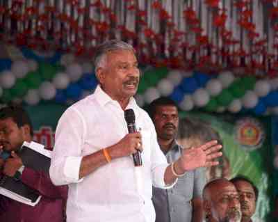 Infighting in YSRCP, dissidents stop minister's convoy