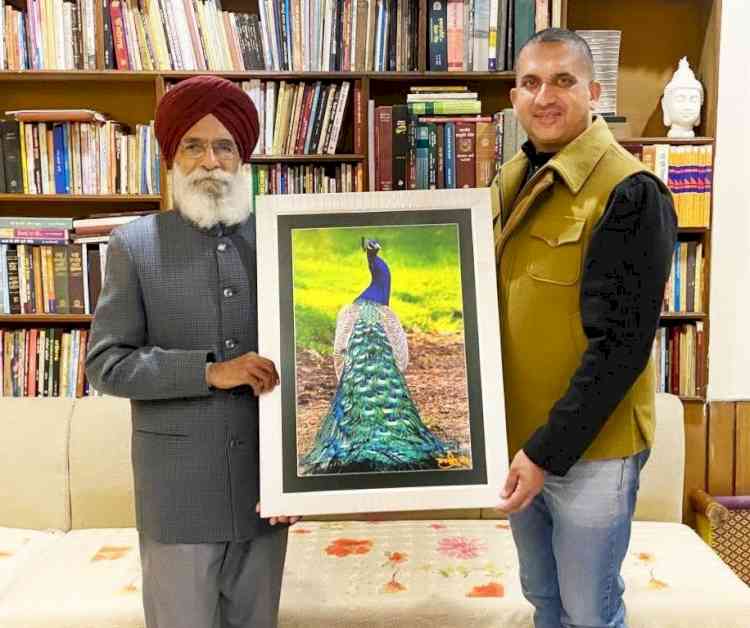 Eminent Poet Padma Shri Dr Surjit Patar acknowledges pictorial work on peacock symbolizing “Rangla Punjab”