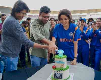 Anushka Sharma wraps up 'Chakda 'Xpress', Jhulan Goswami gives clap on final shot