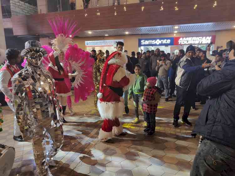 One lakh people celebrated Christmas with great pomp at World Street Faridabad