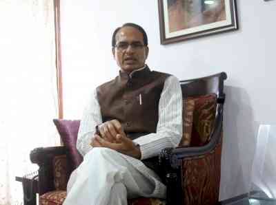 Shivraj Chouhan publicly suspends Niwari collector from stage