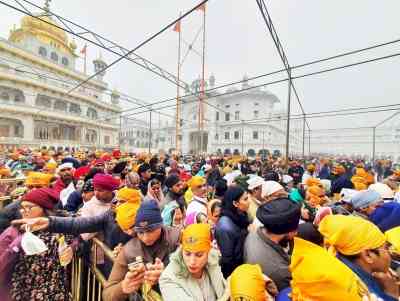 Devotees pay tribute to Guru Gobind Singh in Golden Temple