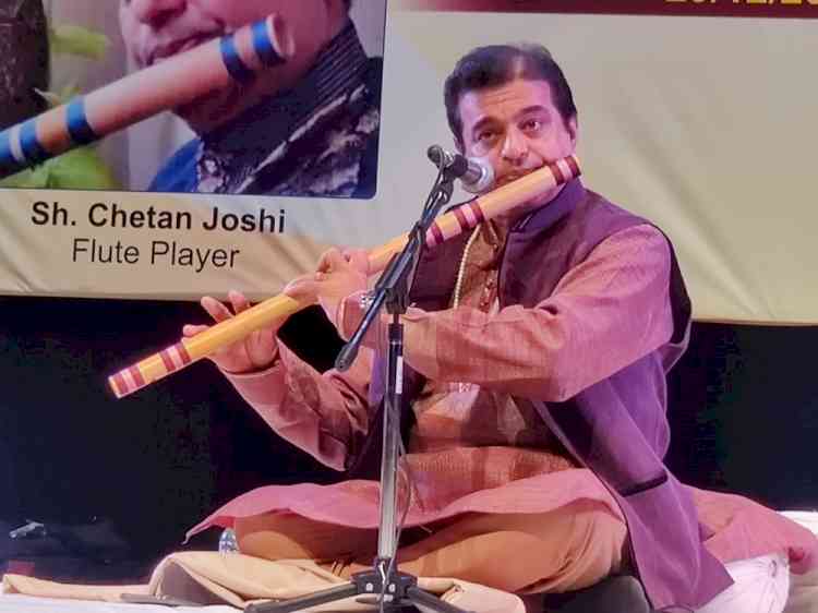 Chetan’s flute mesmerised audience in Surtal, listeners immersed in Vidya’s singing