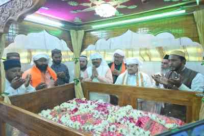 Nadda offers 'chadar' at dargah in Maharashtra's Chandrapur
