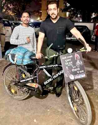 Salman Khan's fan travels 1100 km to wish him on his birthday