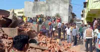 Labourer killed, another injured in Guj house collapse