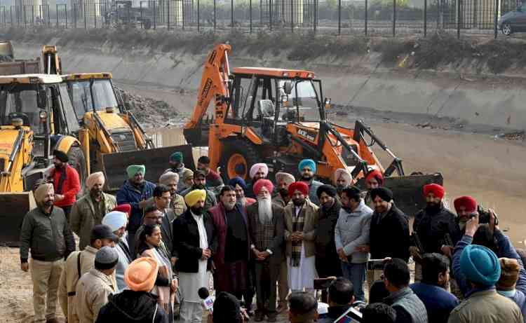 Local bodies minister kick starts cleaning of Sidhwan canal, installation of chain linked fencing around the water body