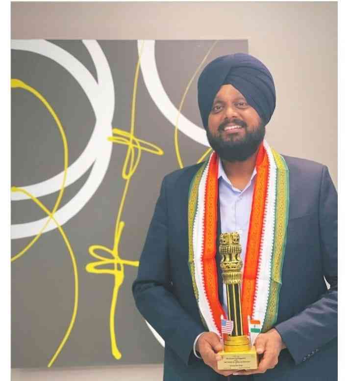Simarpreet Singh gets the “Pride of India” Award in Chicago (USA)