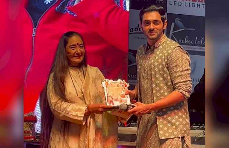Karan Singh Chhabra received award of excellence from veteran Indian singer Dr.Jaspinder Narula