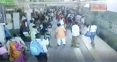 Woman RPF constable saves woman from coming under train in Maha